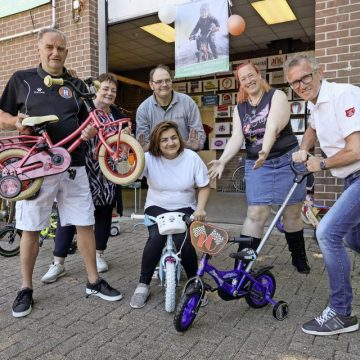 Organisaties van Zomerfestijn Bovenkarspel en Donut Dag Leger des Heils verblijd met drie gesponsorde fietsjes voor minima-gezinnen