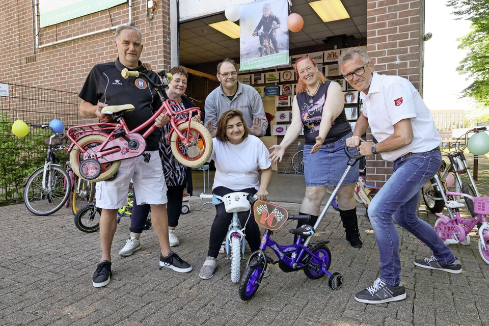 Organisaties van Zomerfestijn Bovenkarspel en Donut Dag Leger des Heils verblijd met drie gesponsorde fietsjes voor minima-gezinnen