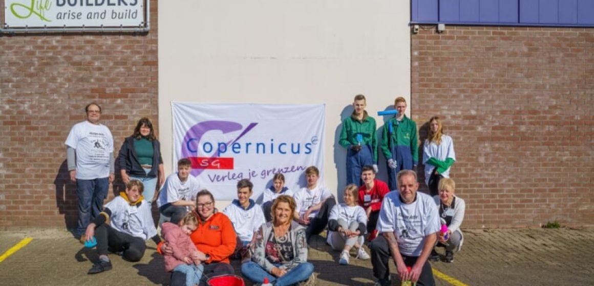 Leerlingen Copernicus SG in Hoorn steken handen uit de mouwen tijdens Westfriese NLdoet-dag