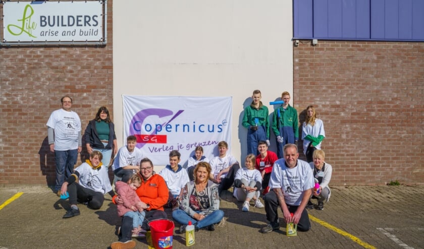Leerlingen Copernicus SG in Hoorn steken handen uit de mouwen tijdens Westfriese NLdoet-dag